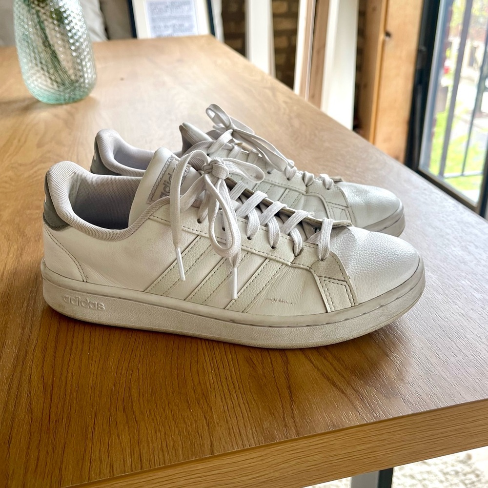 ADIDAS Women’s Sneakers sz 8